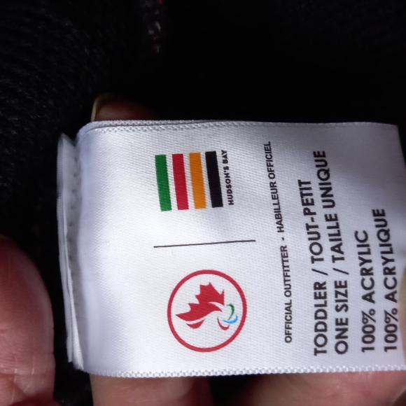 Canadian winter hat - Picture 2 of 3